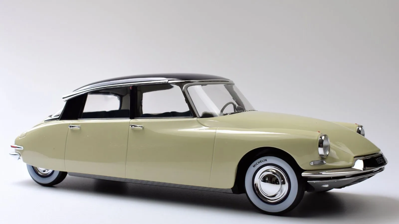 Citroën DS 1955: Um Clássico muito Acima do seu Tempo ainda Permanece Vivo