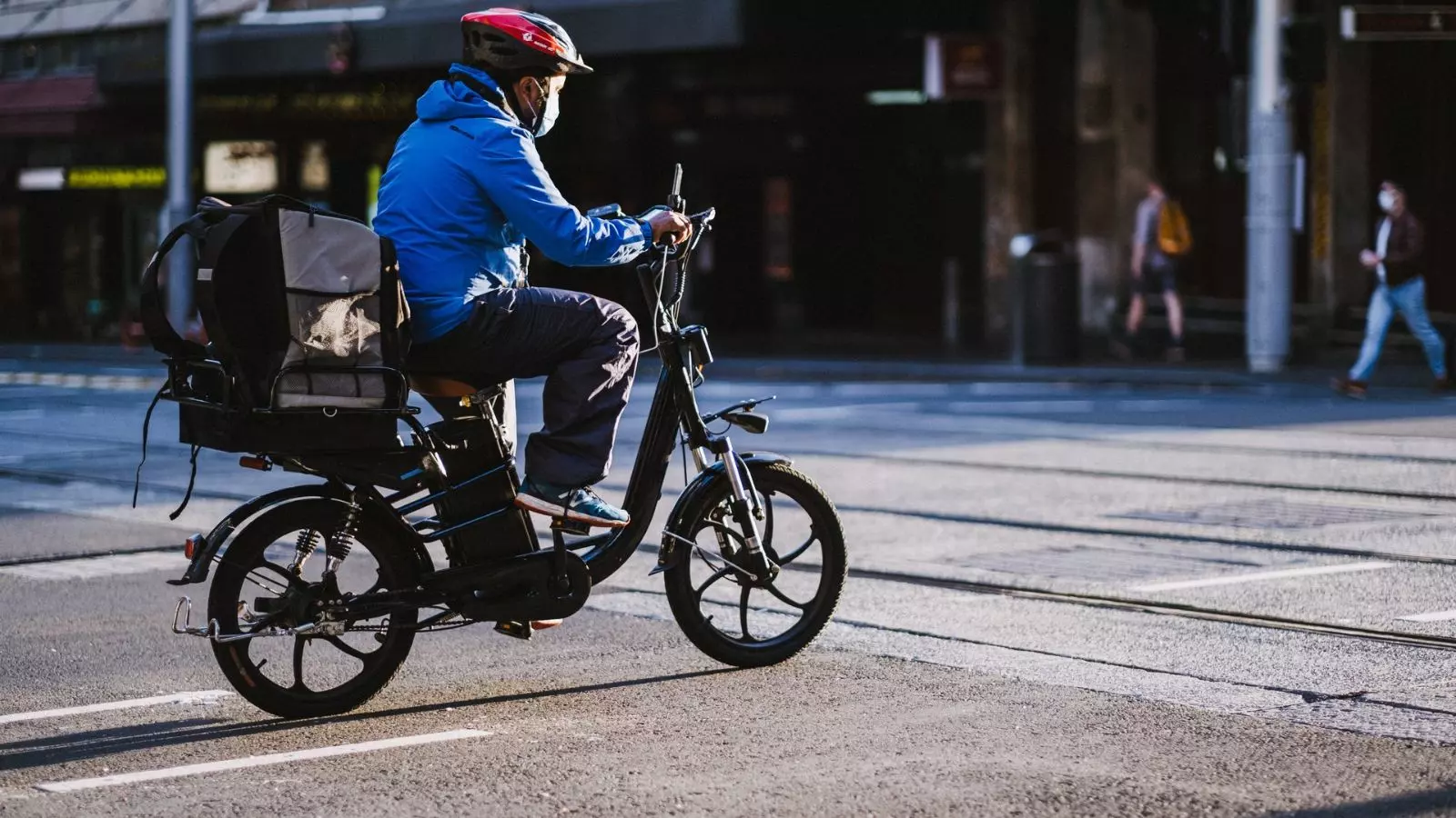 Dicas essenciais para pilotar uma moto que não requer habilitação