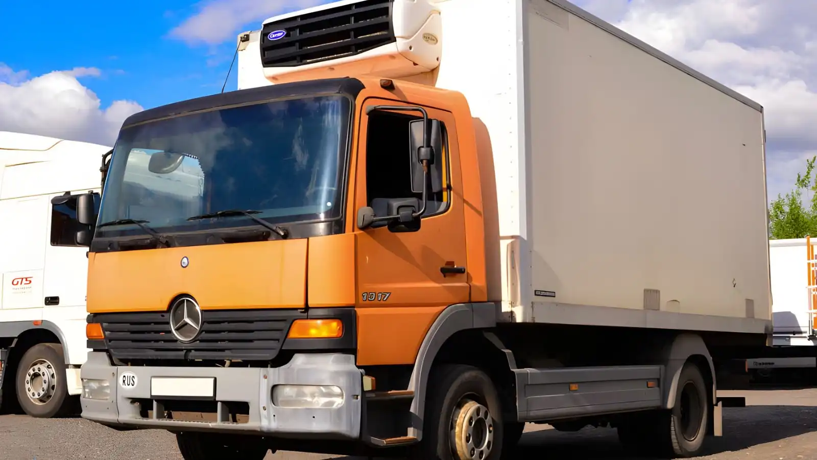 Os caminhões Mercedes Atego representam a excelência da engenharia automotiva, combinando potência, confiabilidade e versatilidade para atender às demandas mais exigentes do transporte comercial.Desde sua estreia na Europa em 1998, esses veículos conquistaram reconhecimento internacional, sendo premiados como "Caminhão do Ano" logo no ano seguinte. No Brasil, a trajetória da linha Atego se entrelaça com a história da Mercedes-Benz, líder de mercado por décadas. Foto: Atego Mercedes-Benz Origem e Evolução <yoastmark class=