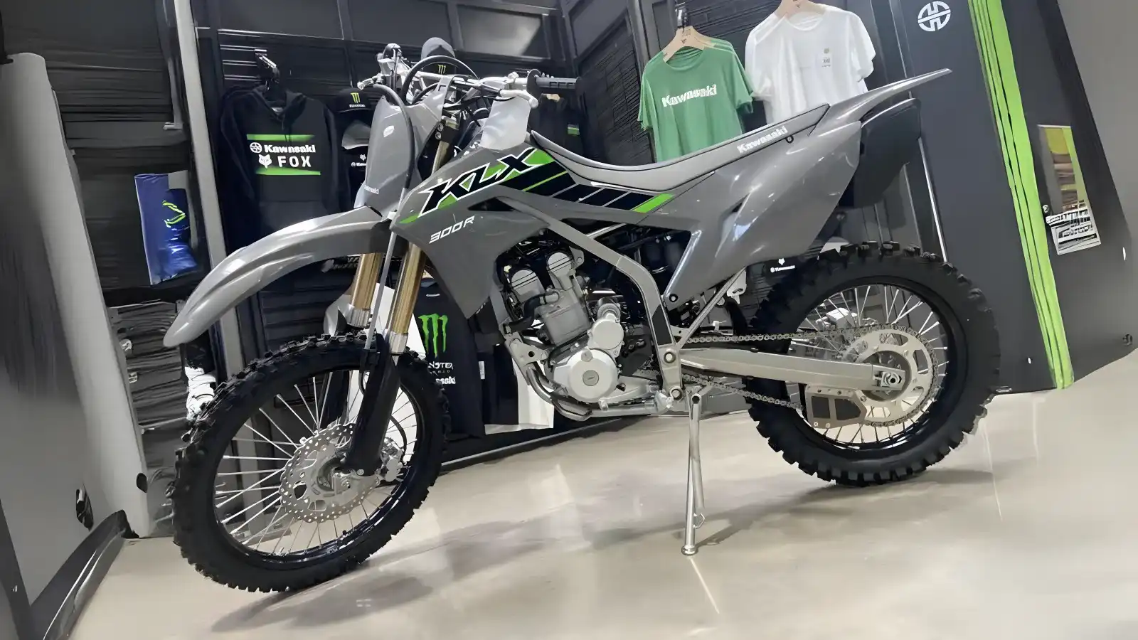 Nova Kawasaki KLX 300R 2025 chega ao Brasil custando R$ 37.990 e motor de 292 cc