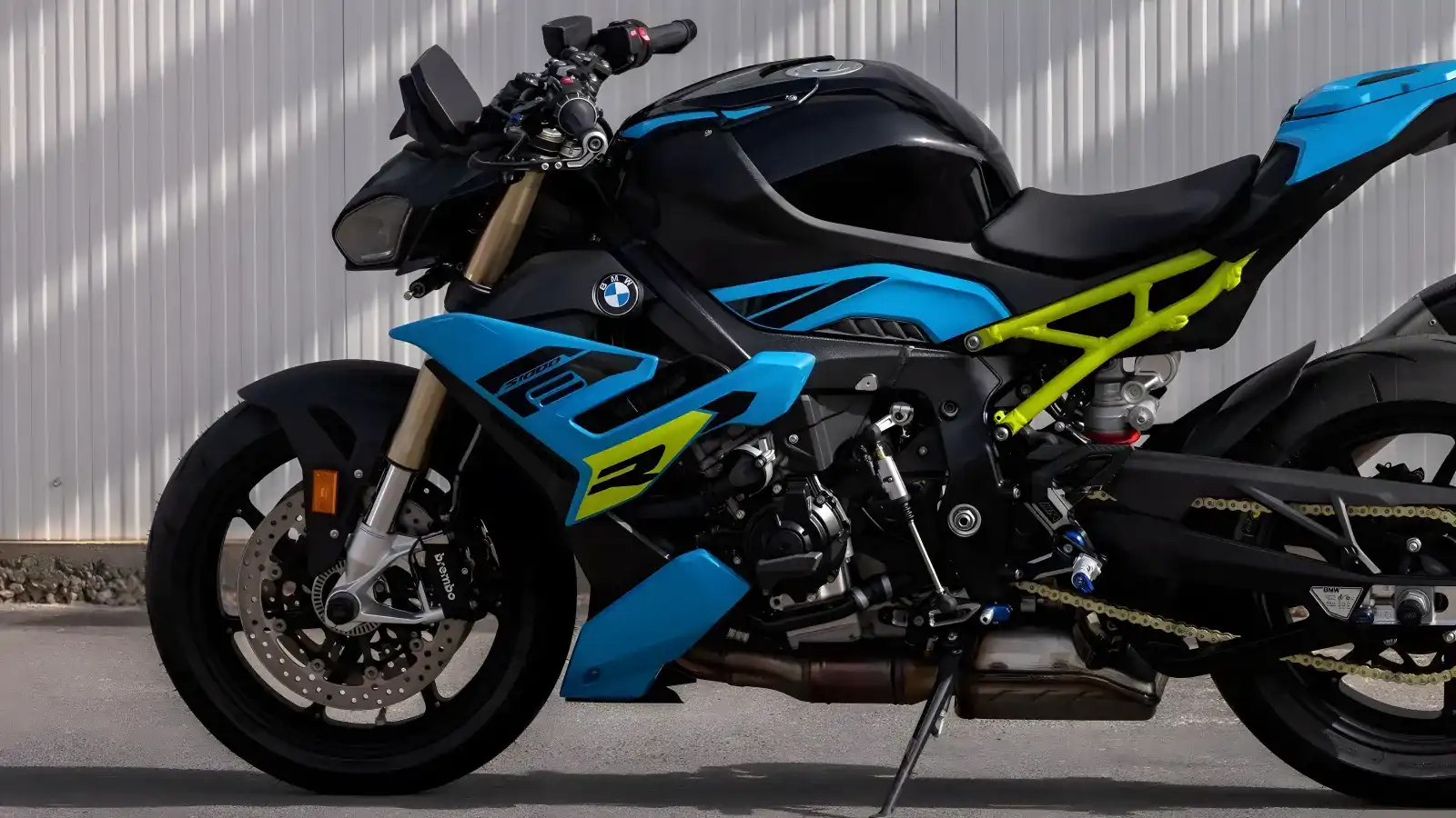 BMW S 1000 R: Novas atualizações para as versões R e RR da Naked Premium 2025