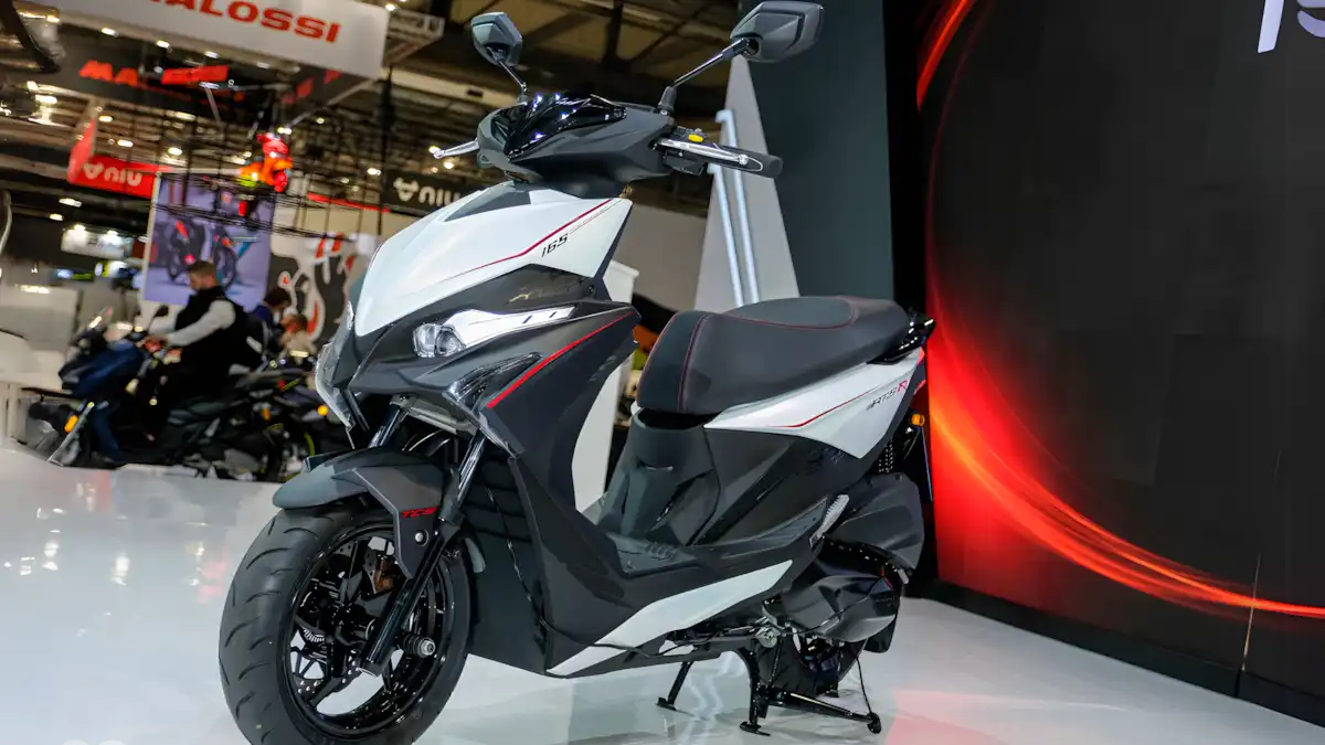 KYMCO RTS R 165: uma scooter de 165cc que une esportividade e tecnologia avançada