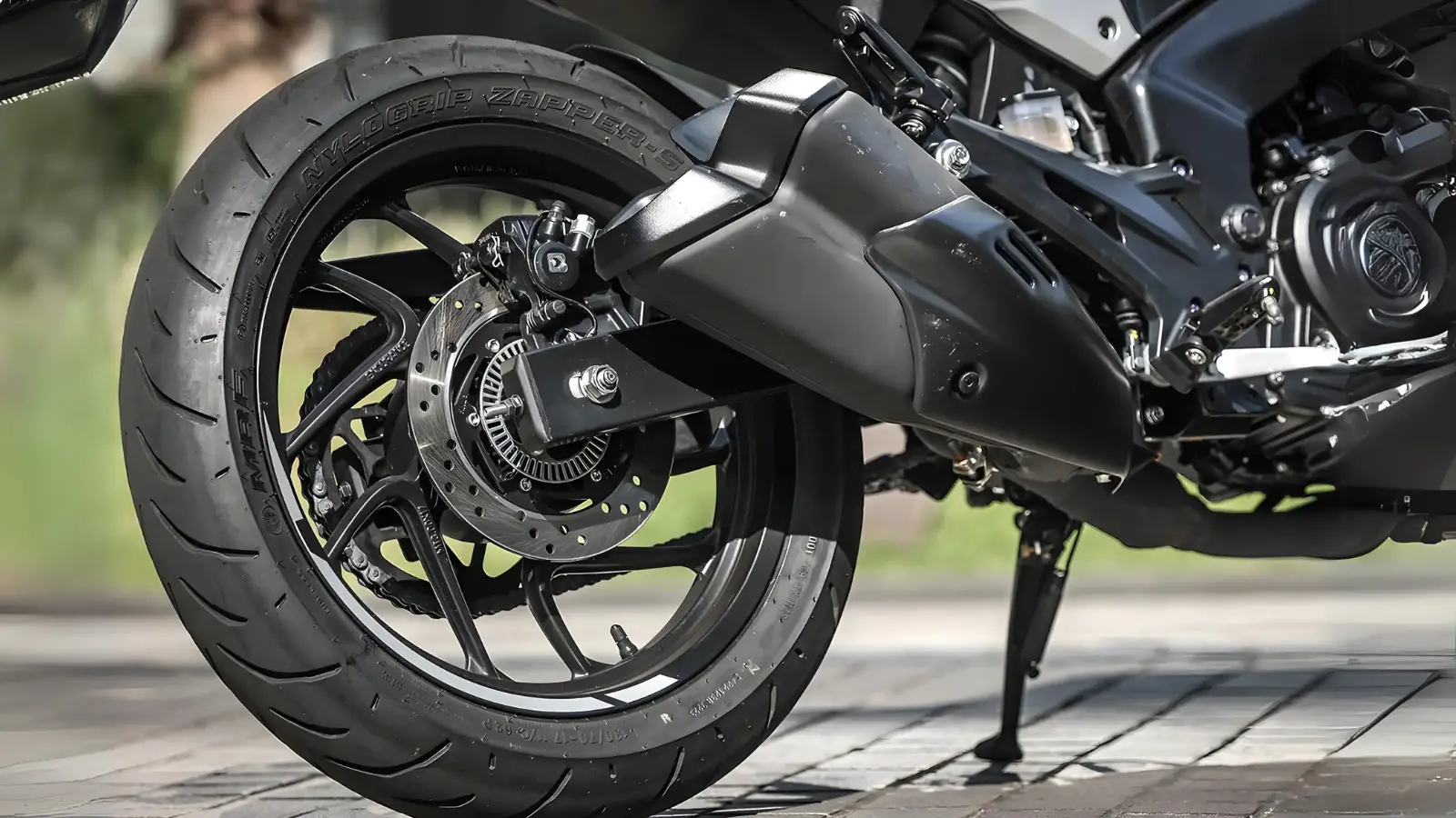 Bajaj Dominar 250 2025 Surpreende com Novo Estilo Naked e Preço Atraente