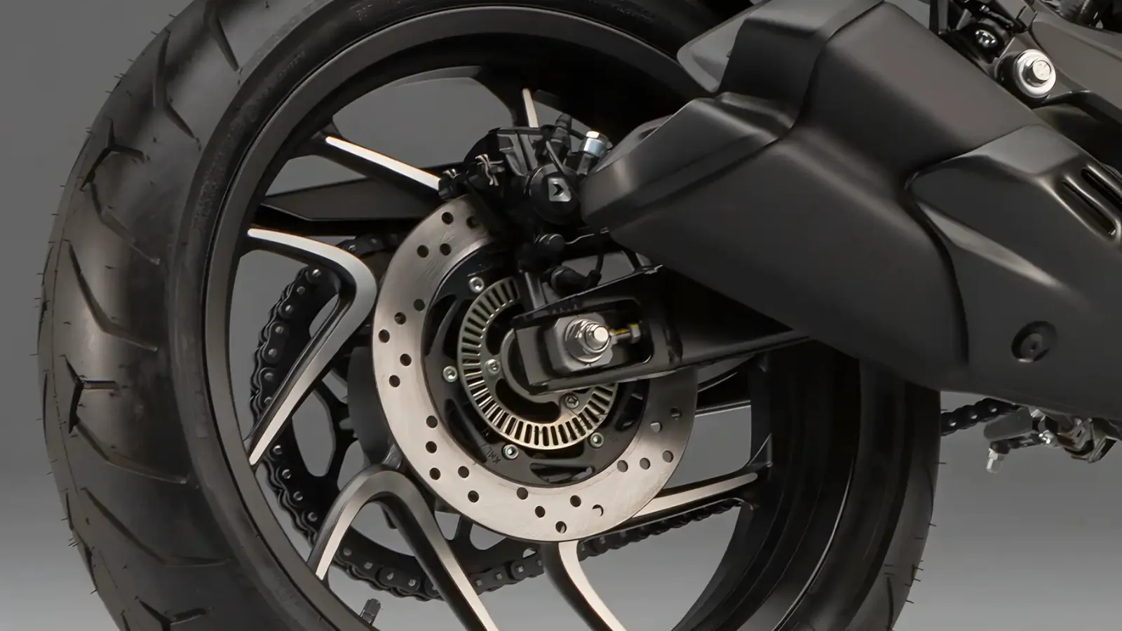 Bajaj Dominar 400 2025 Surpreende com Design Street e Preço Acessível