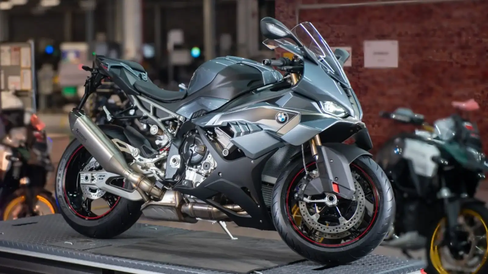 BMW S 1000 RR 2025: Superesportiva com 210 cv, nova aerodinâmica e produção nacional
