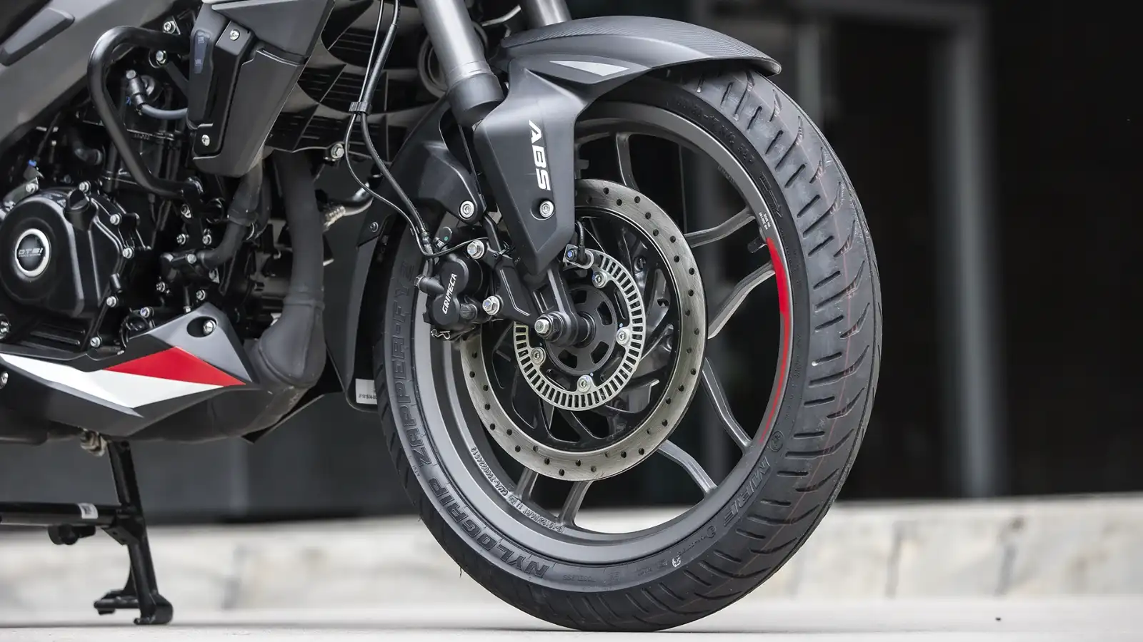 Bajaj lança Dominar NS200 2026 por R$ 20.900; veja detalhes, ficha técnica e se vale a pena comprar