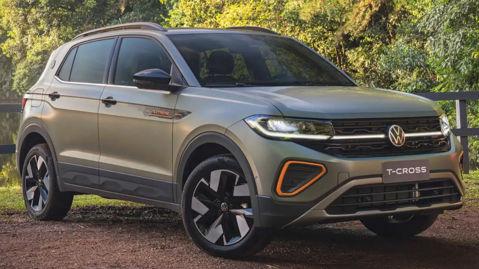 VW T-Cross 2026 versão Extreme na exclusiva cor Verde Oliver, destacando detalhes em laranja e rodas de 17 polegadas