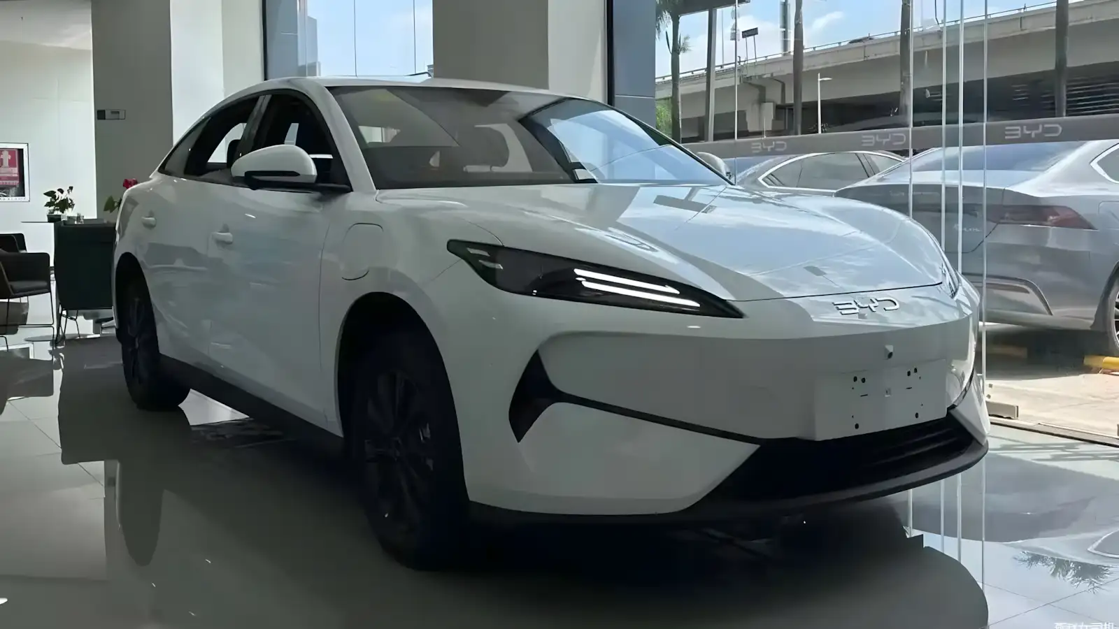 BYD lança e7 - Sedã Elétrico Mais Barato que um Fiat Mobi focado no uso Urbano