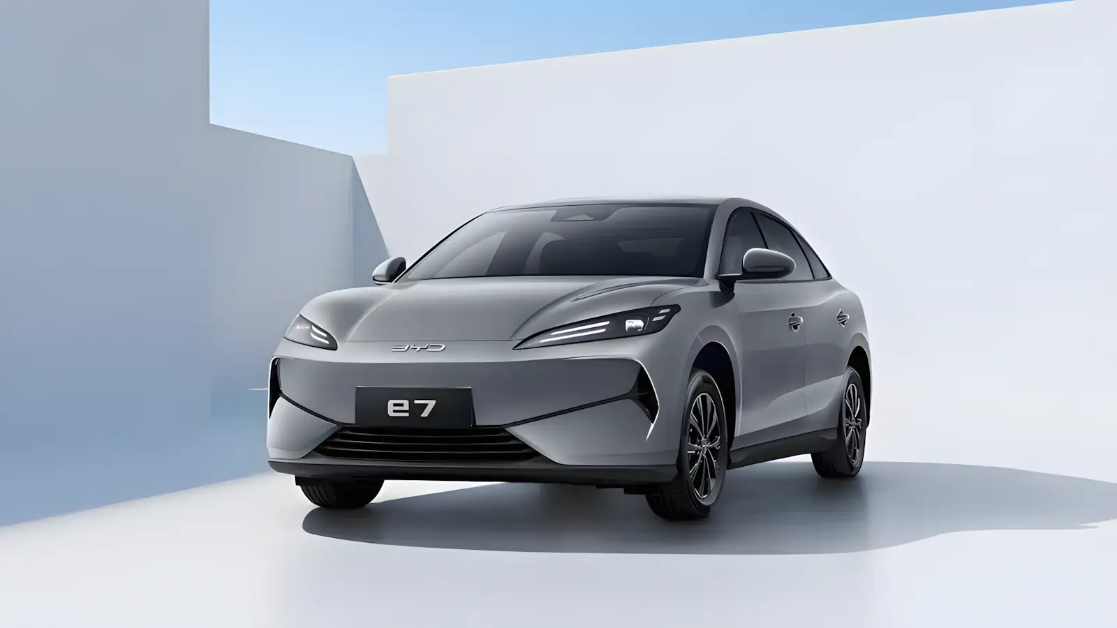 BYD lança e7 - Sedã Elétrico Mais Barato que um Fiat Mobi focado no uso Urbano