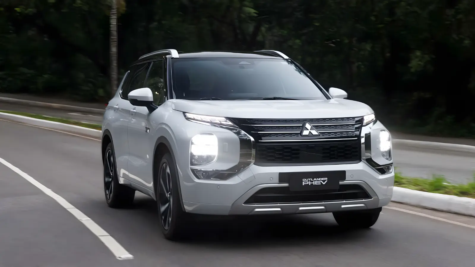 Mitsubishi Outlander PHEV 2025 estreia no Brasil com 680 km de autonomia e preço parte de R$ 374 mil