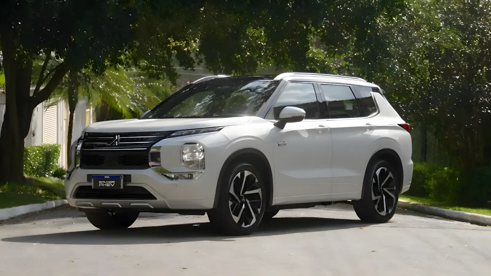 Mitsubishi Outlander PHEV 2025 estreia no Brasil com 680 km de autonomia e preço parte de R$ 374 mil