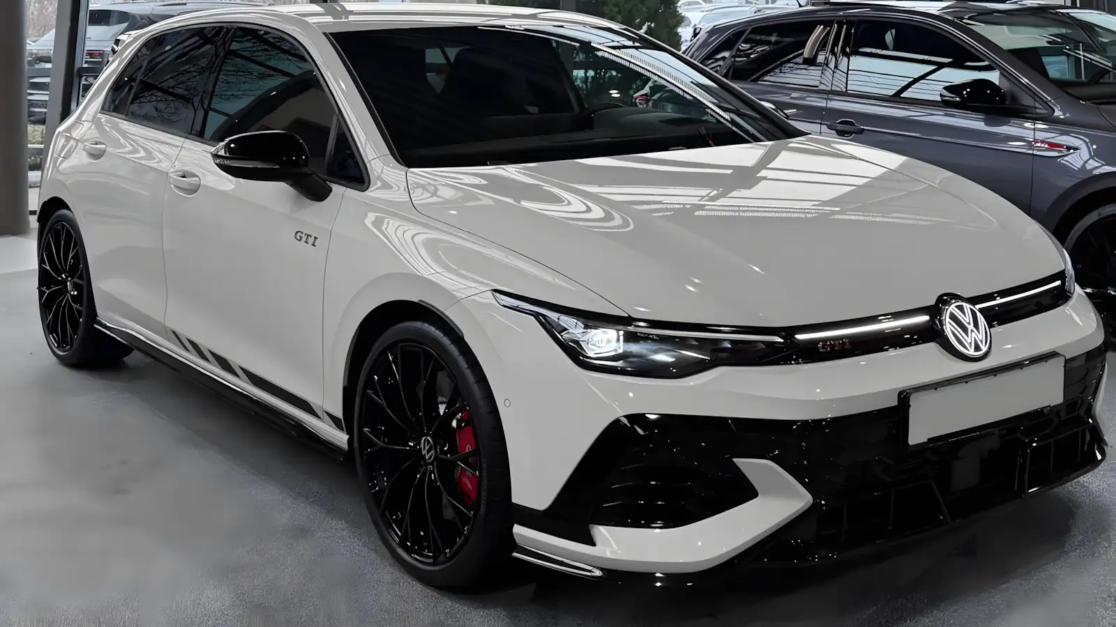 Novo VW Golf GTI volta ao Brasil ainda em 2025 com visual renovado e IA integrada