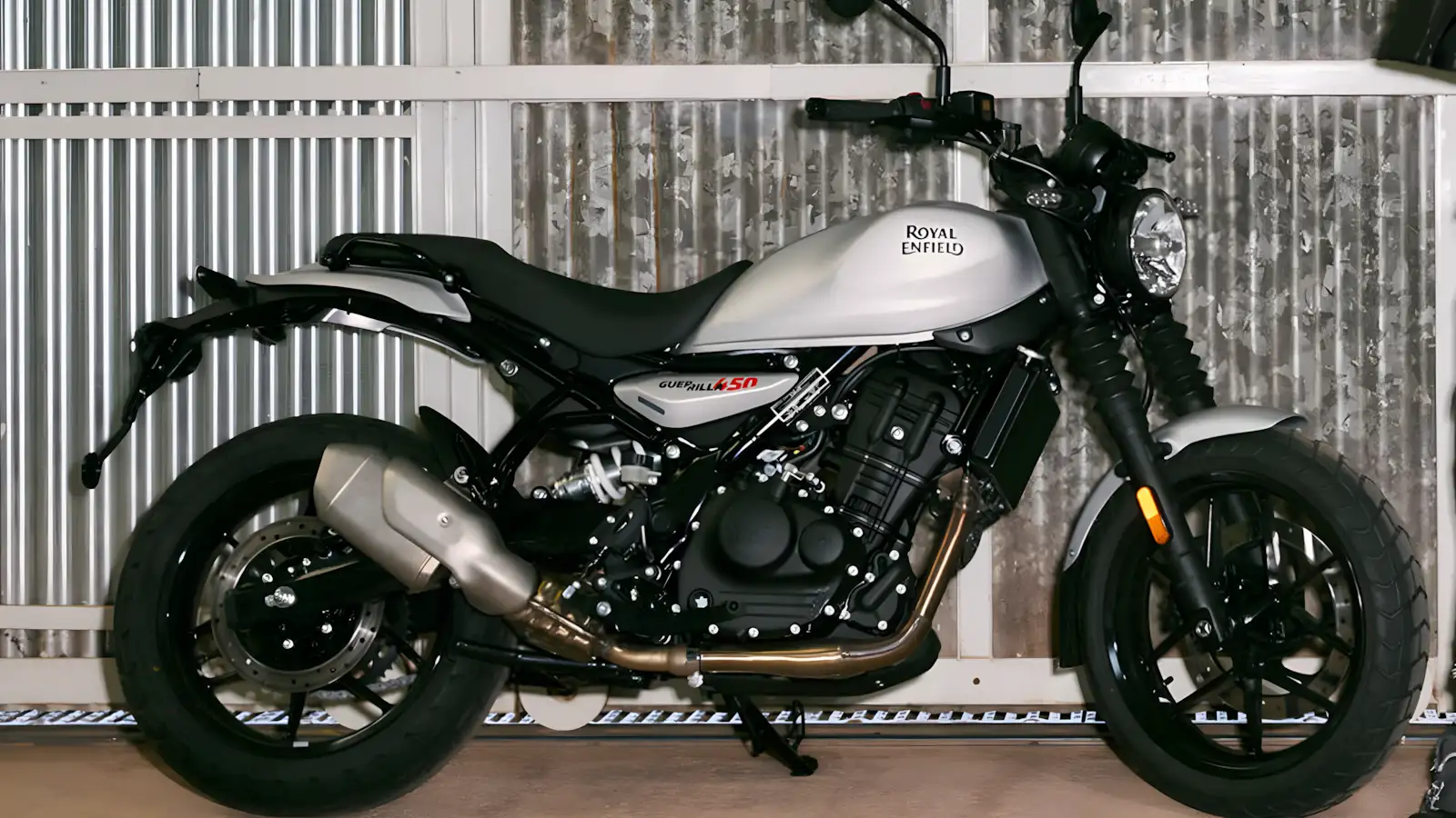 Royal Enfield Guerrilla 450 é Confirmada no Brasil para Encarar a Speed 400 no Segmento Street