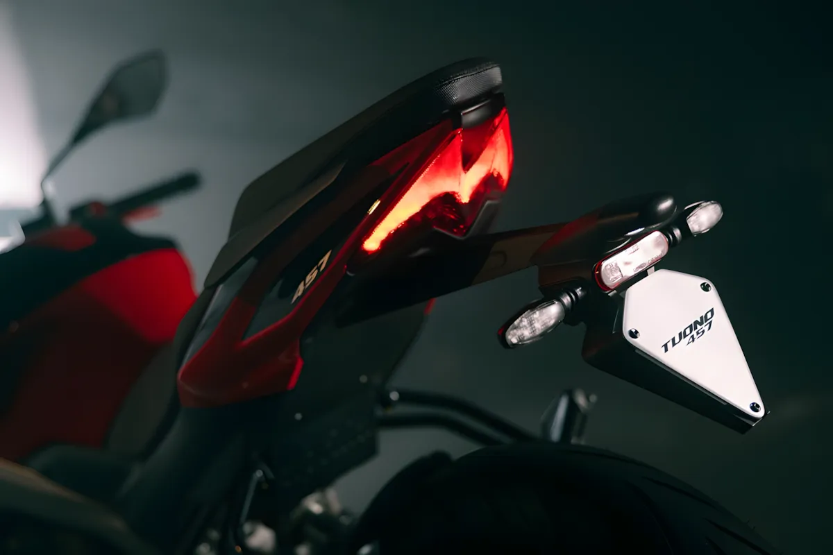 Aprilia Tuono 457 é compacta, potente e chega para elevar o nível entre as nakeds de entrada