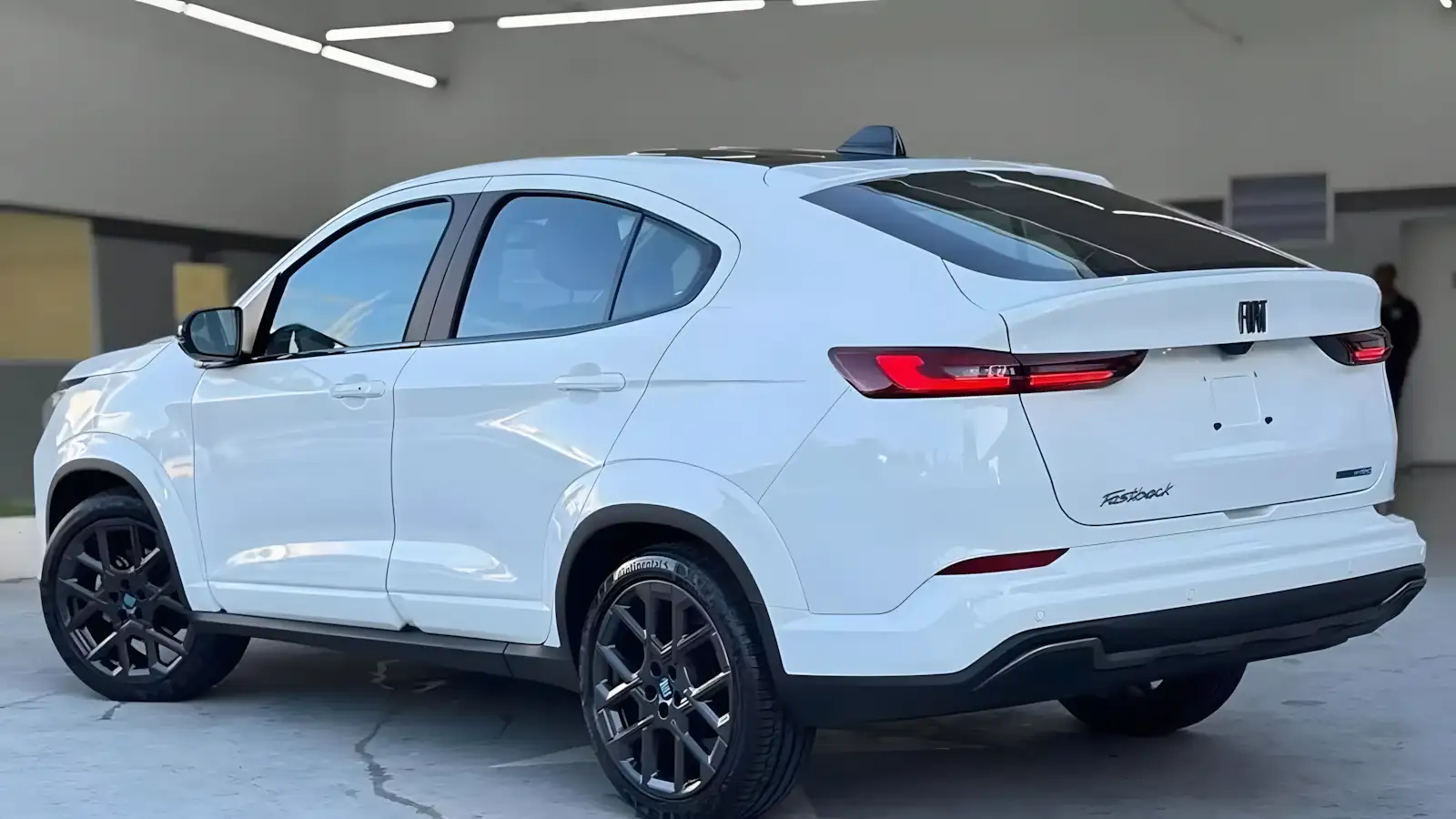 Fiat Fastback 2026: facelift revela teto panorâmico, nova grade e pacote ADAS