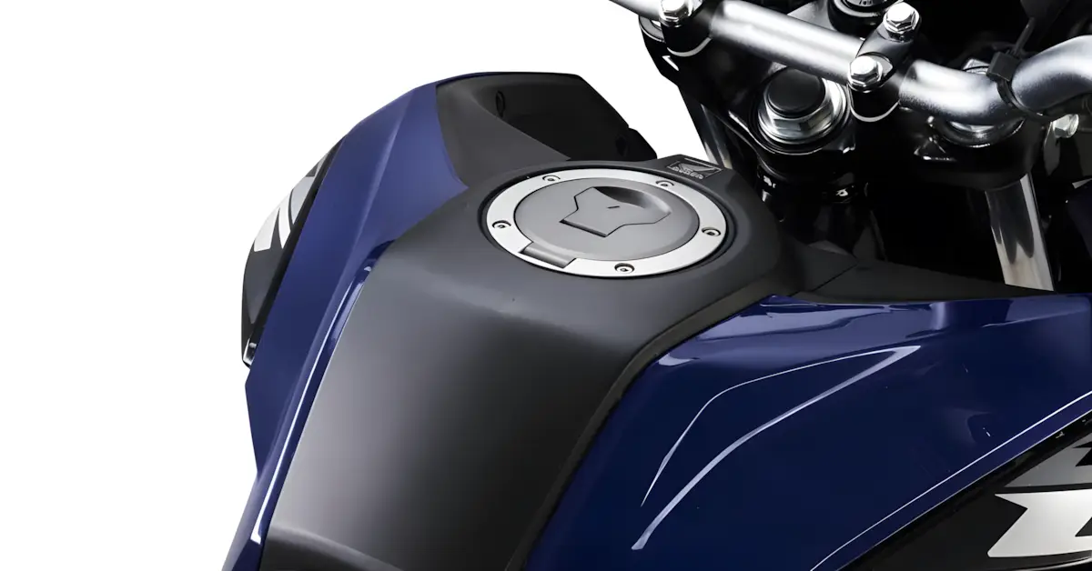 Honda NXR 160 Bros 2026 na nova cor Azul, estacionada em um ambiente urbano.
