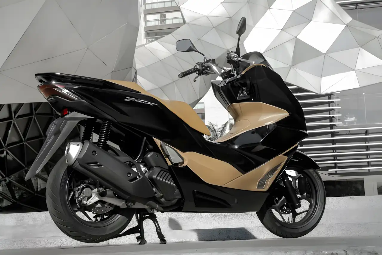 Honda PCX 160 2026 chega com novas cores e preços a partir de R$ 18.340