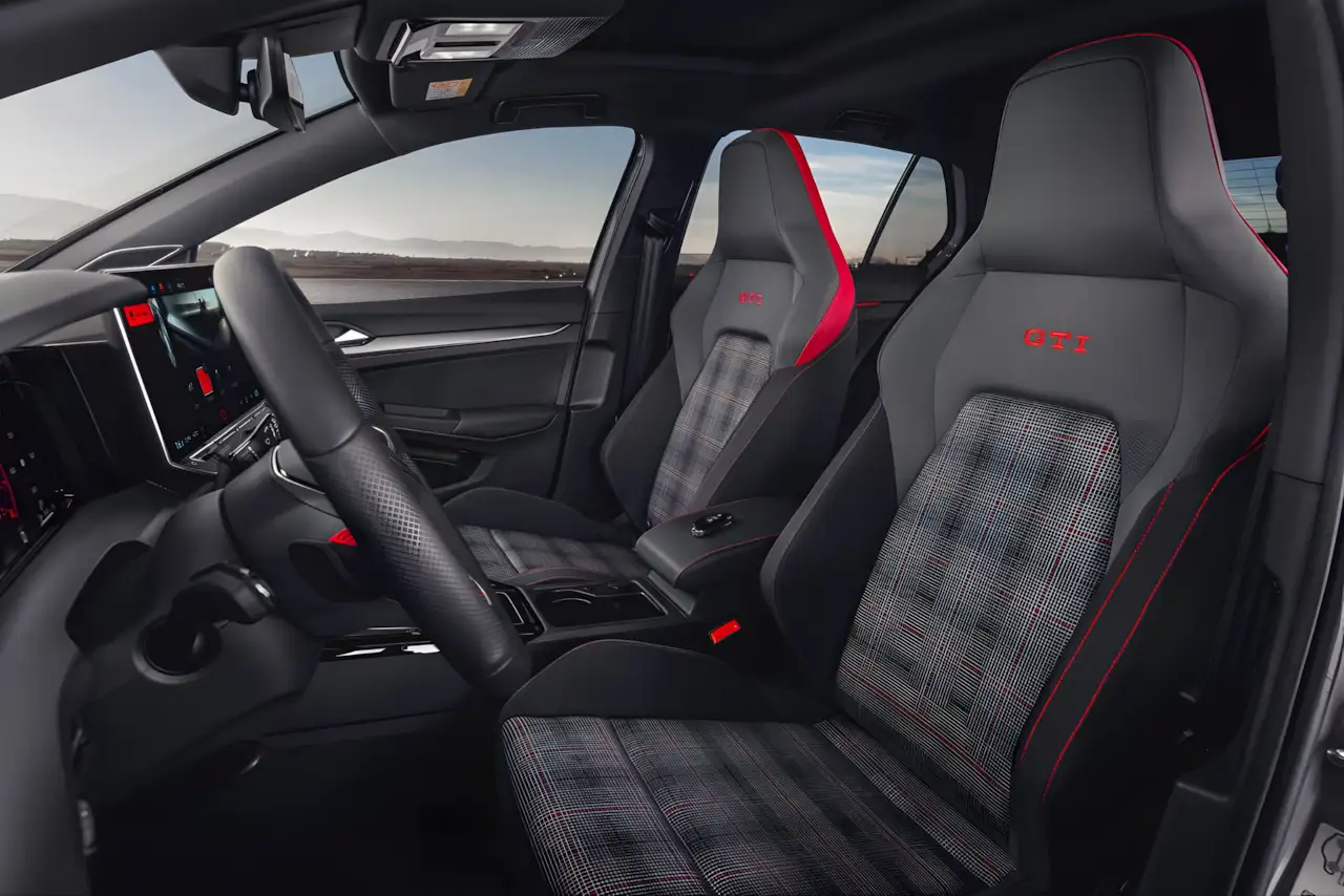 VW Golf GTI 2026 chegará em setembro - confira as novidades e recursos do hatch esportivo