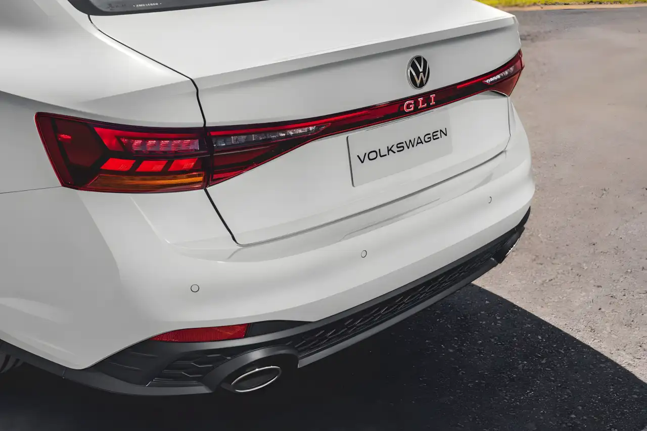 Novo VW Jetta GLI 2026 estreia em outubro - saiba como ficou o sedã esportivo da Volkswagen