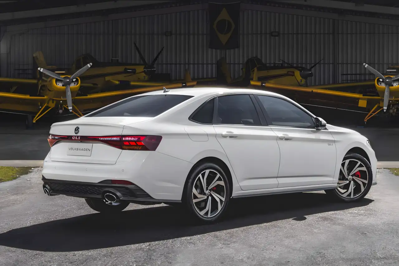Novo VW Jetta GLI 2026 estreia em outubro - saiba como ficou o sedã esportivo da Volkswagen
