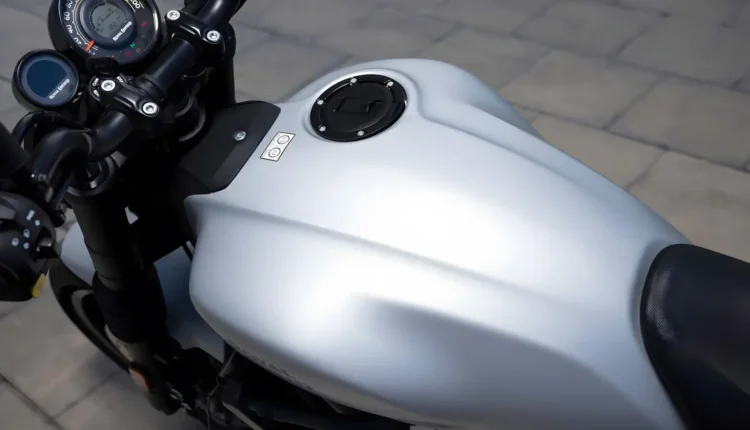 Royal Enfield Guerrilla 450 2026 estreia no Brasil; confira versões e preços