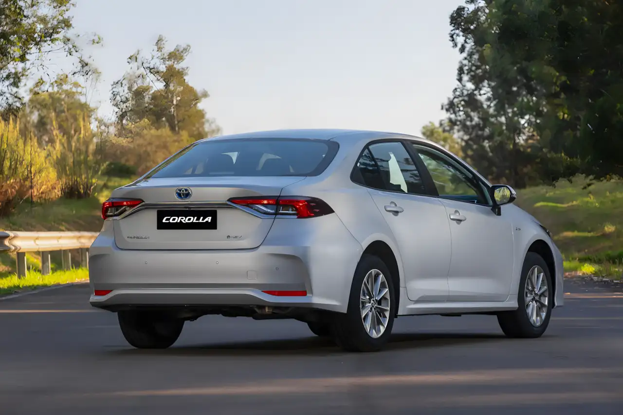 Toyota Corolla GLI Hybrid 2026 Sedã eletrificado chega por R$ 189 mil e mira frotistas