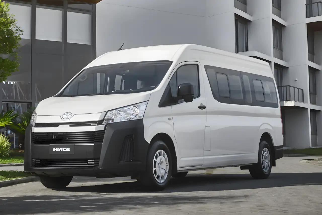 Toyota Hiace 2025: Van Minibus Chega ao Brasil por R$ 364.990 com Motor da Hilux