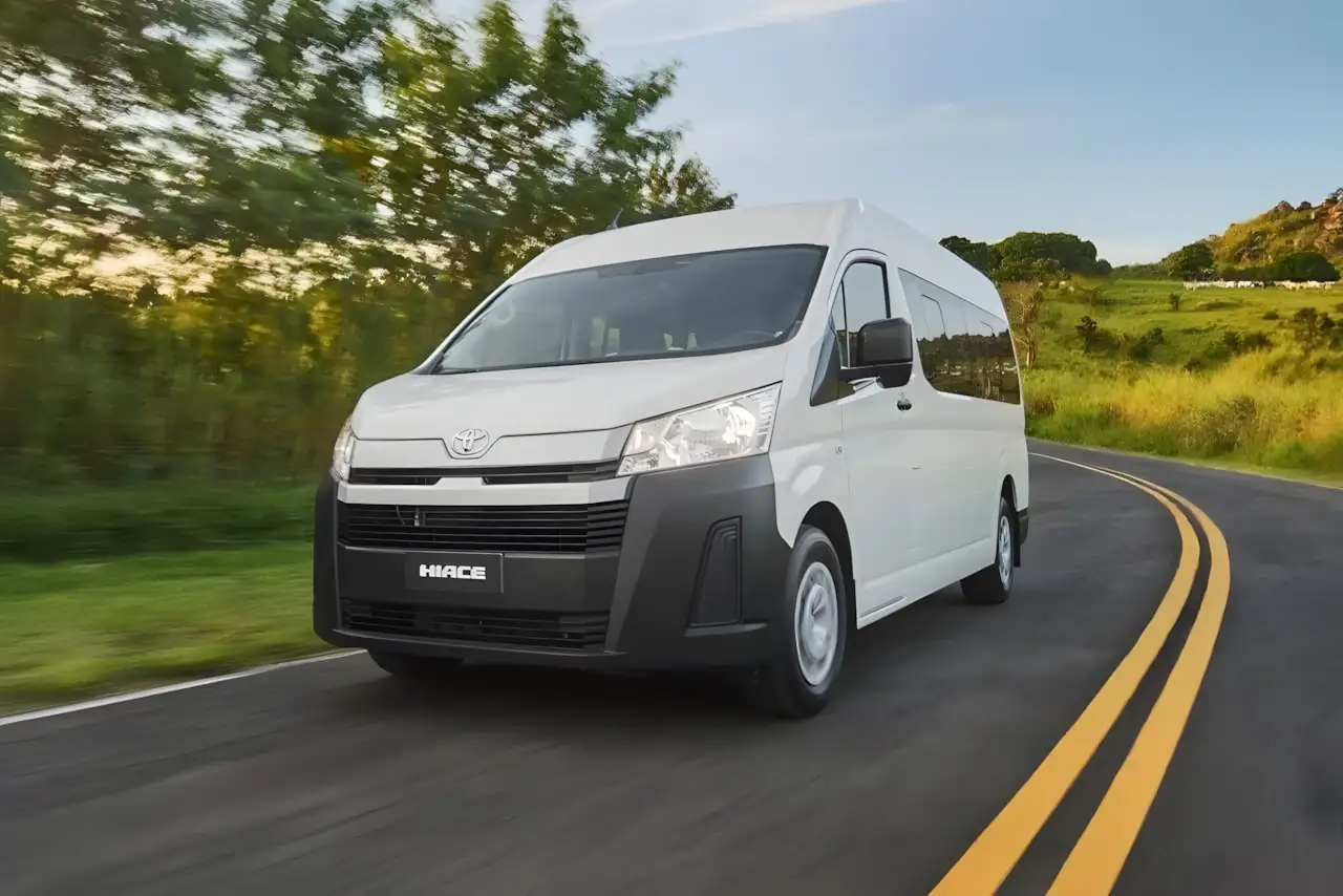 Toyota Hiace 2025: Van Minibus Chega ao Brasil por R$ 364.990 com Motor da Hilux