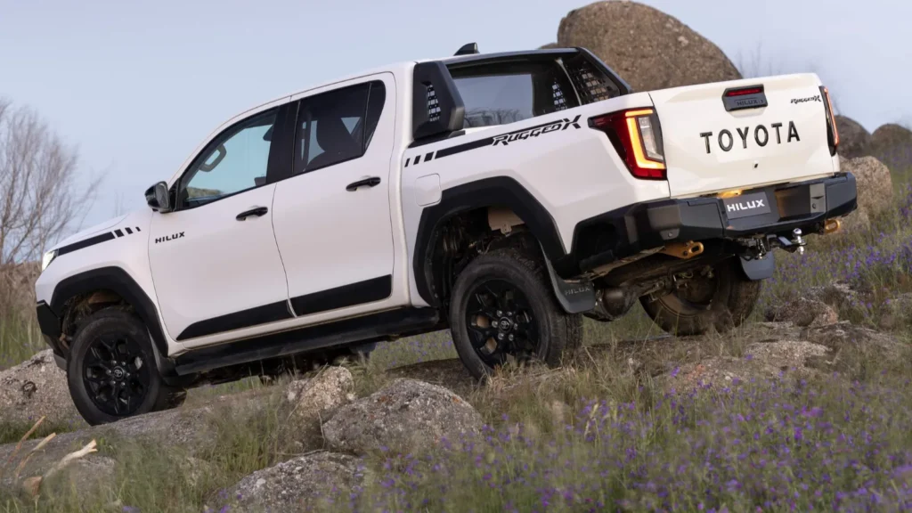 Nova Toyota Hilux chega ao Brasil em 2027: fotos, motor 2.8 e detalhes da nova geração