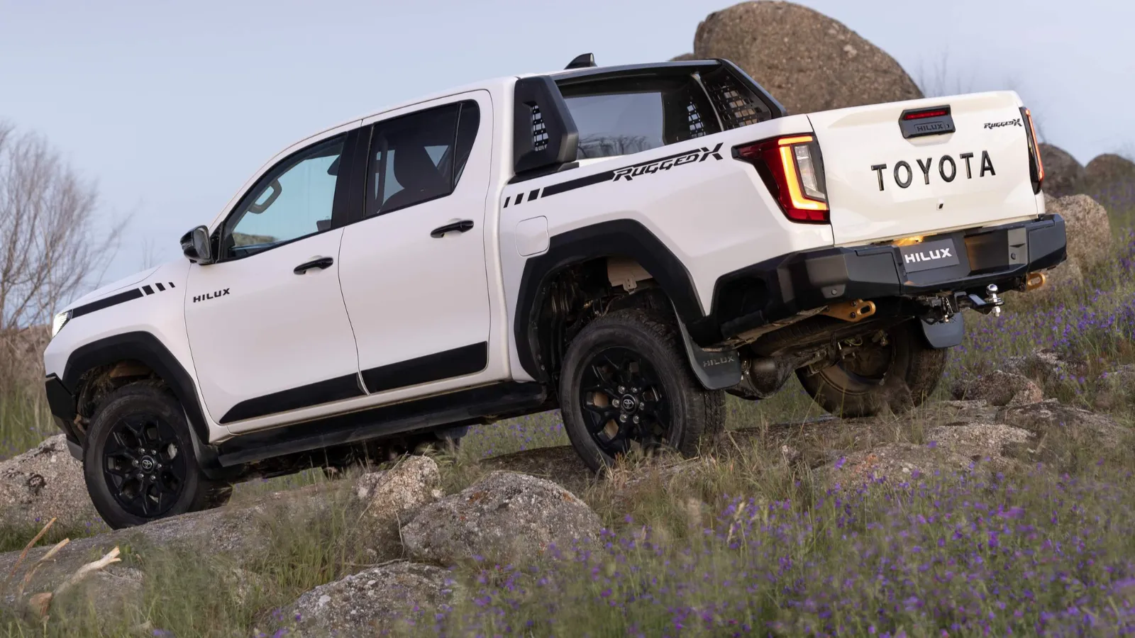 Nova Toyota Hilux chega ao Brasil em 2027: fotos, motor 2.8 e detalhes da nova geração