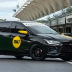 Chevrolet Onix Track Day 2026 preto com faixas amarelas no capô vista frontal