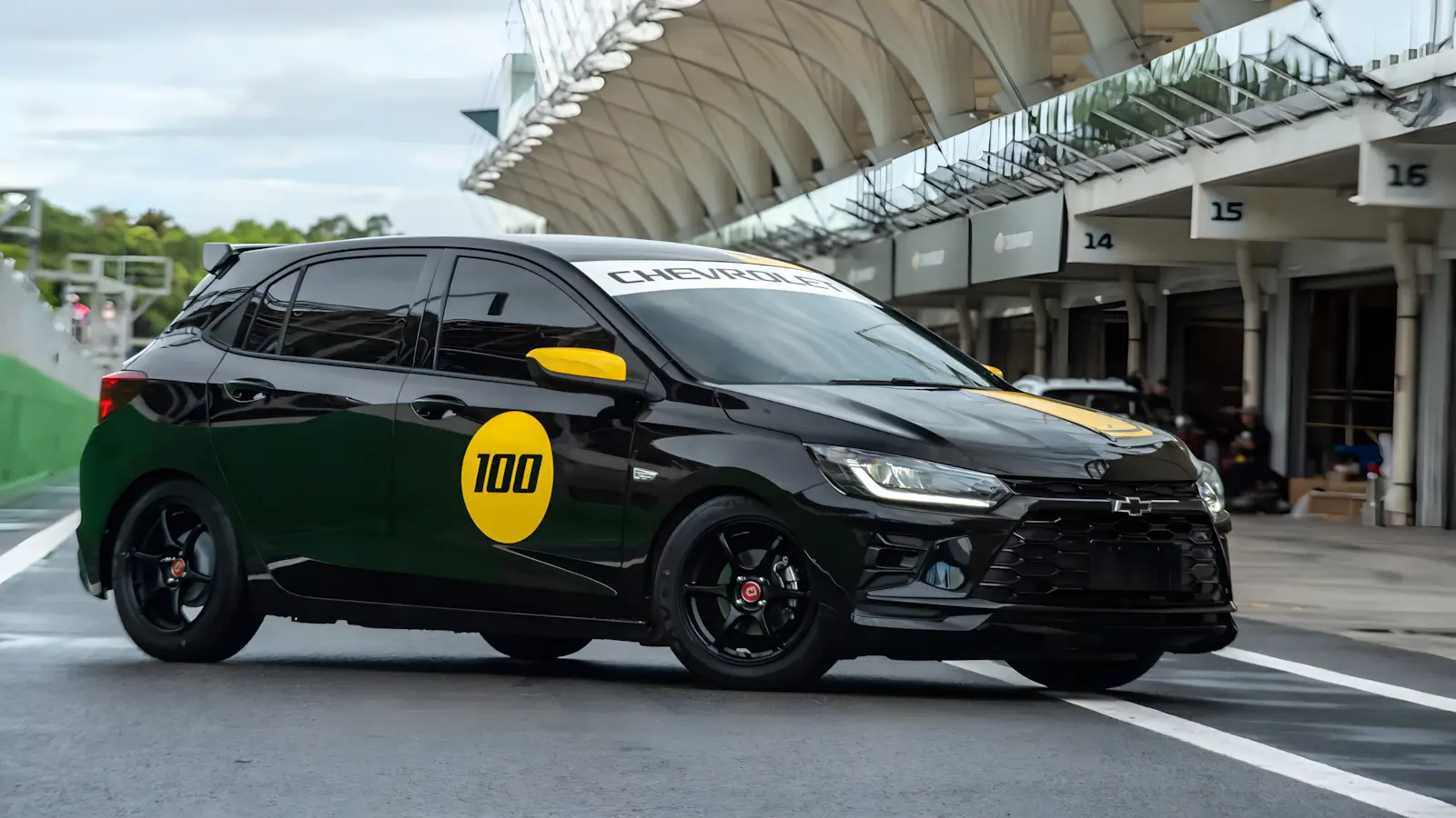 Chevrolet Onix Track Day 2026 preto com faixas amarelas no cap&ocirc; vista frontal