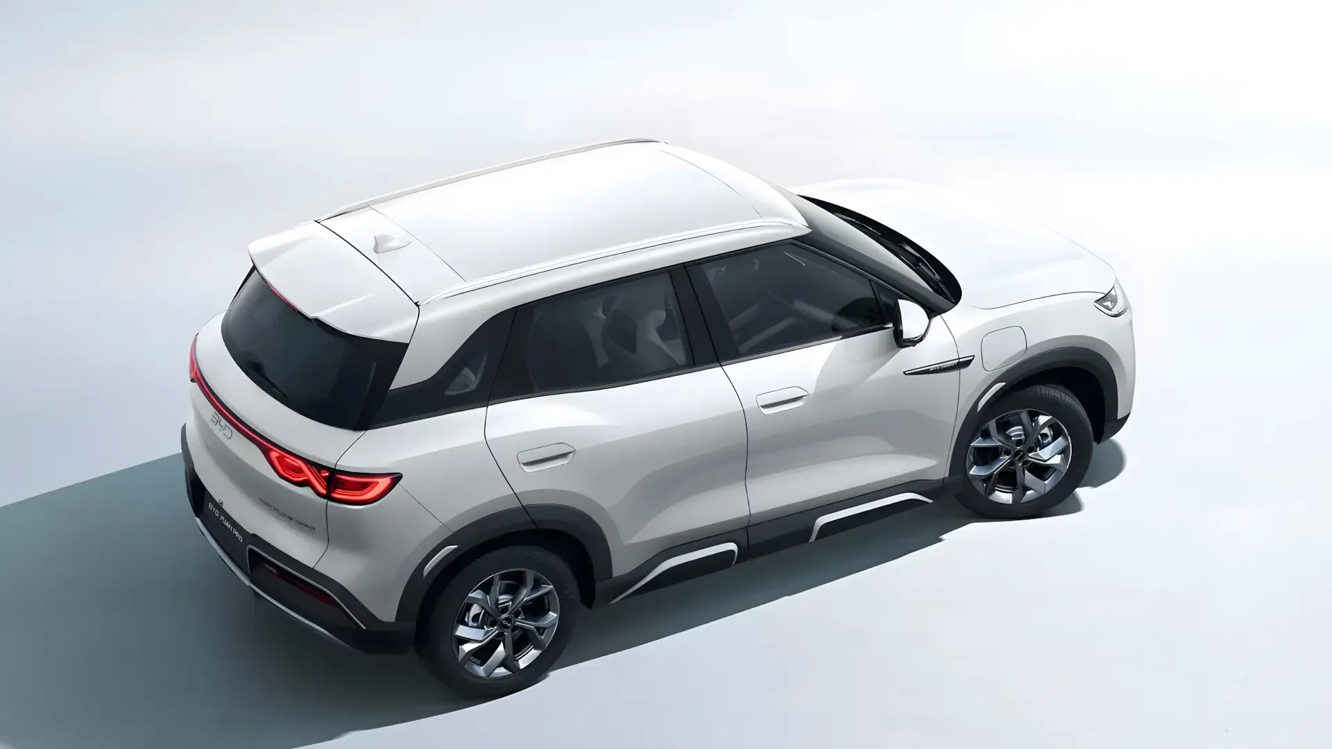 Traseira do Yuan Pro 2025 com lanternas LED e design quadrado estilo Jeep