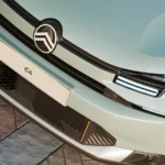 Novo Citroën C4 híbrido 2026 visto de frente em fundo neutro