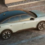 Citroën C4 híbrido 2026 visto de traseira em ângulo lateral