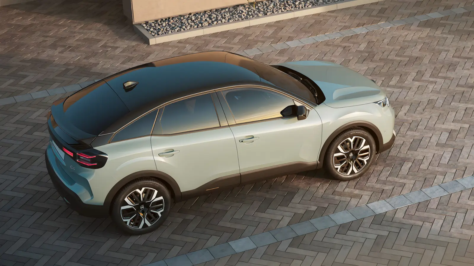 Citro&euml;n C4 h&iacute;brido 2026 visto de traseira em &acirc;ngulo lateral