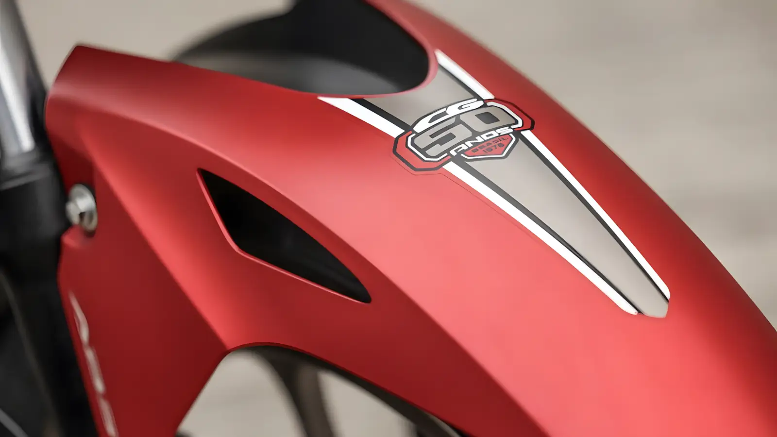 Tanque vermelho da Honda CG 160 50 Anos com grafismos comemorativos e logo exclusivo