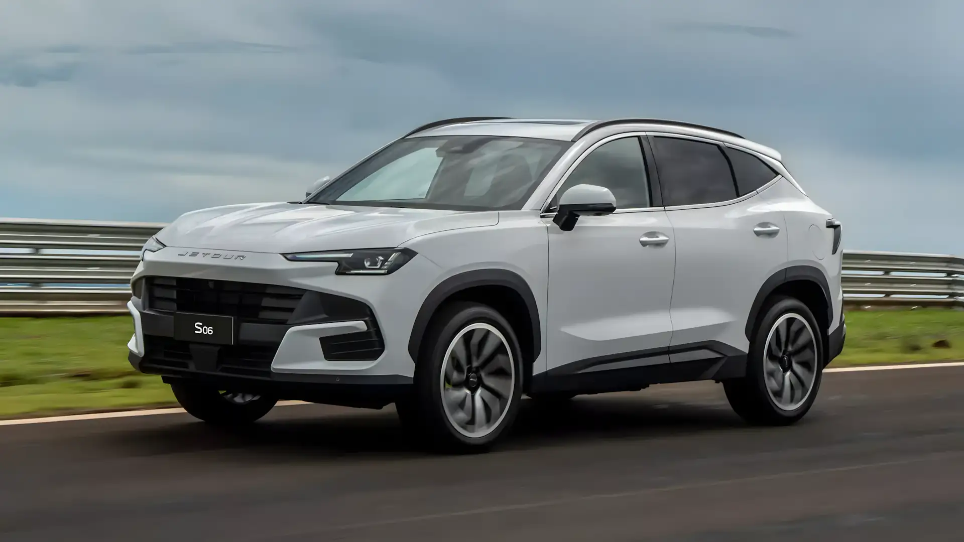 Jetour S06 2025 prata na frente e lateral
