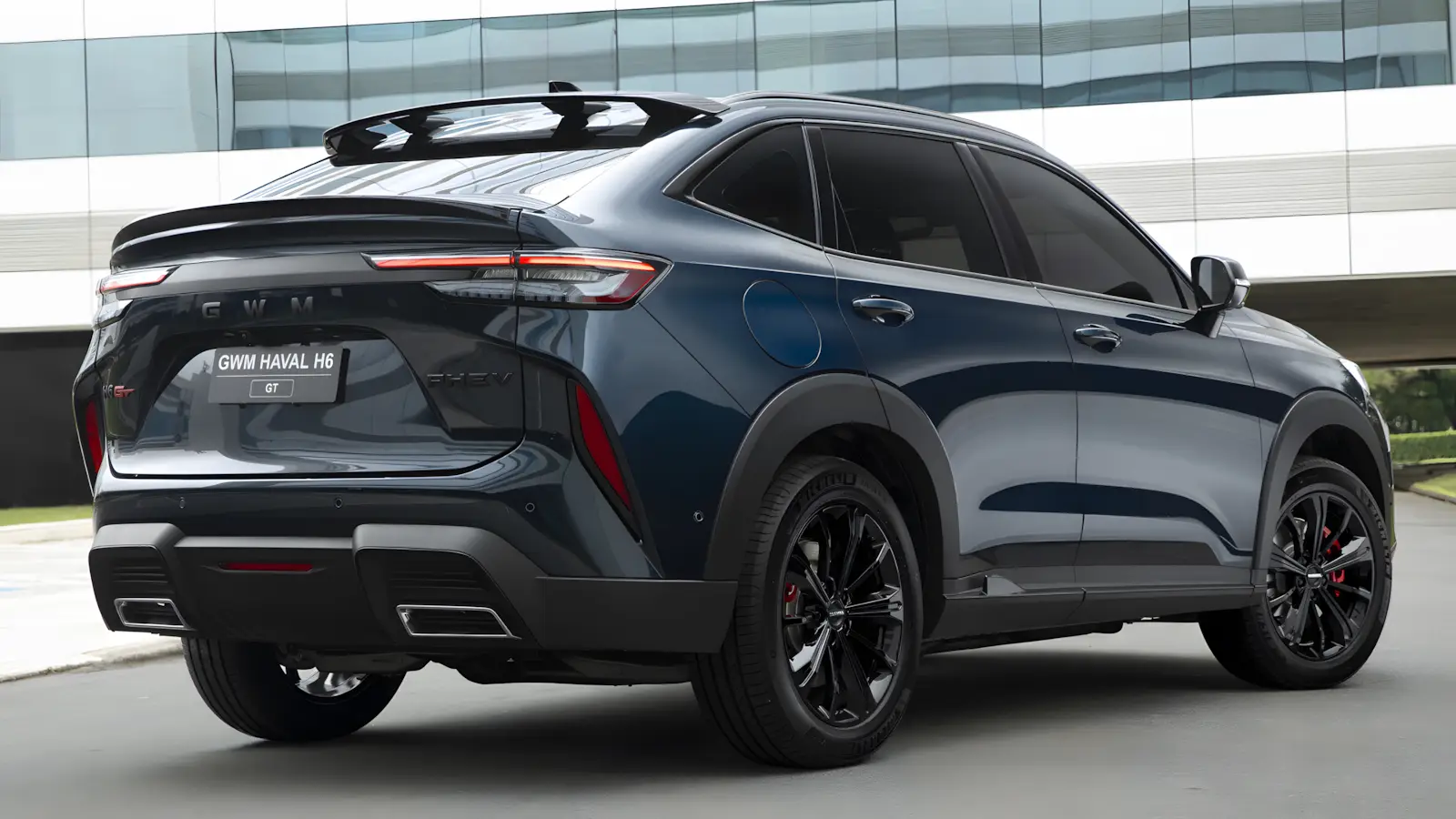 Traseira estilo cup&ecirc; do Haval H6 GT 2026 com lanternas transparentes e aerof&oacute;lio