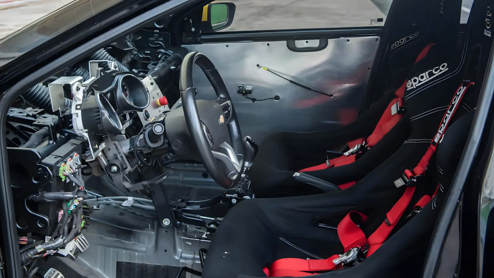 Interior esportivo do Onix Track Day com bancos concha e cintos de cinco pontos