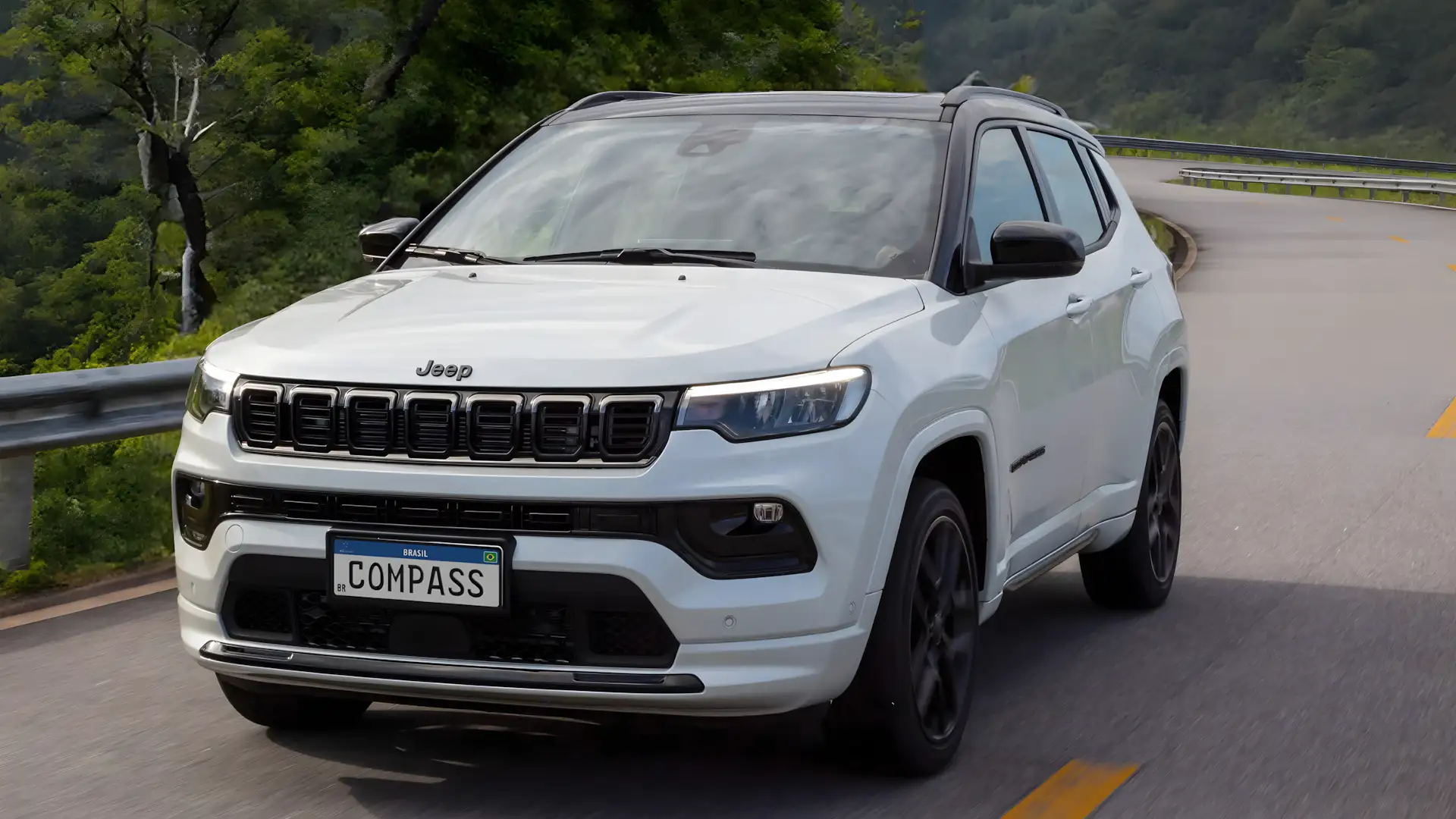 Jeep Compass Blackhawk Flex 2026 preto em vista frontal e lateral