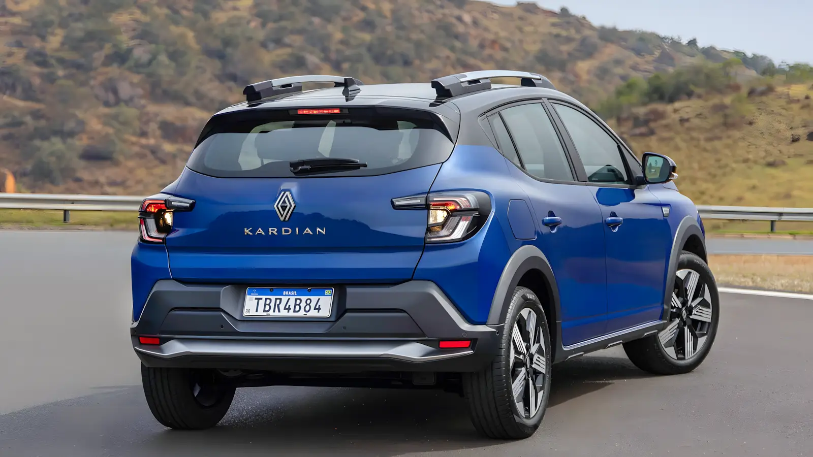 Traseira do Renault Kardian 2026 mostrando porta-malas de 418 litros