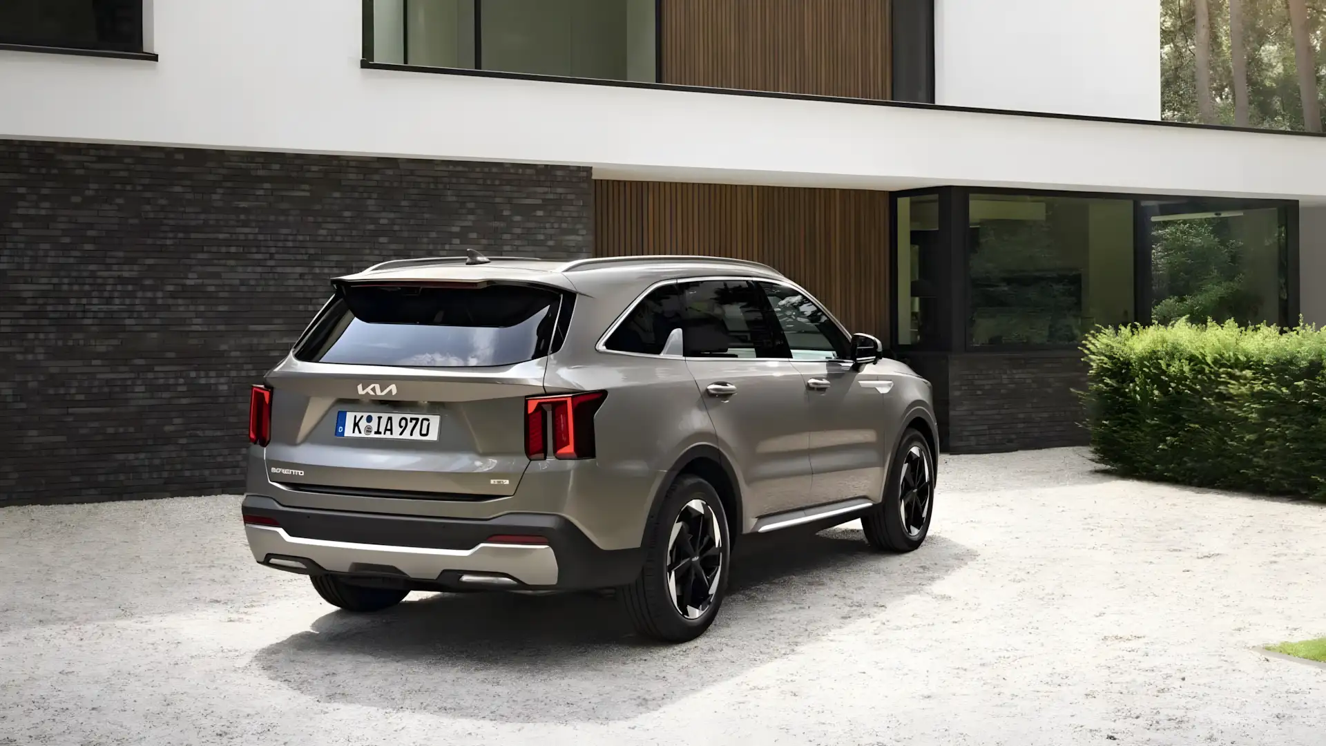 Vista traseira do Kia Sorento 2026 mostrando configura&ccedil;&atilde;o de 7 lugares