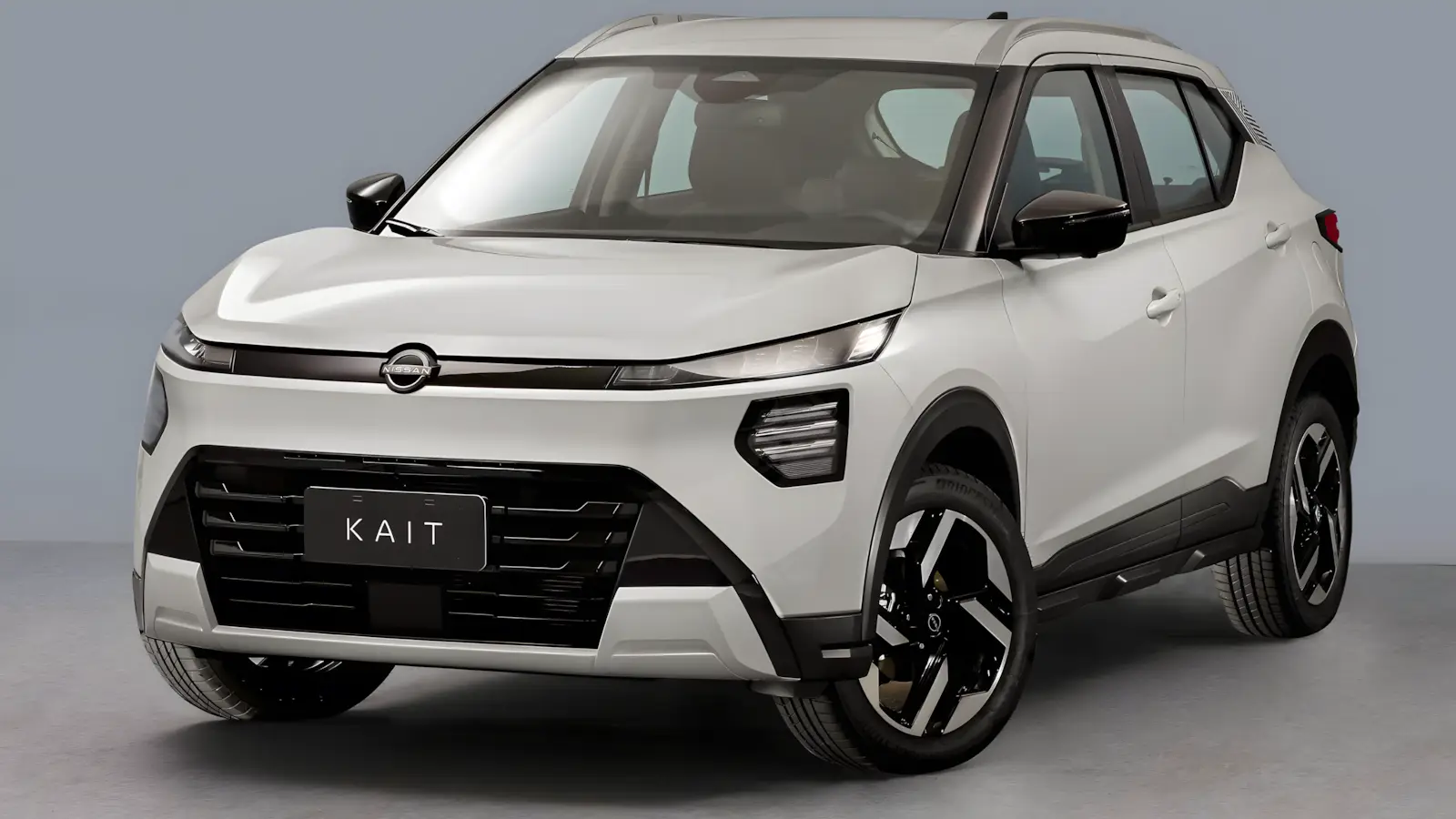 Nissan Kait branco visto de frente e lateral