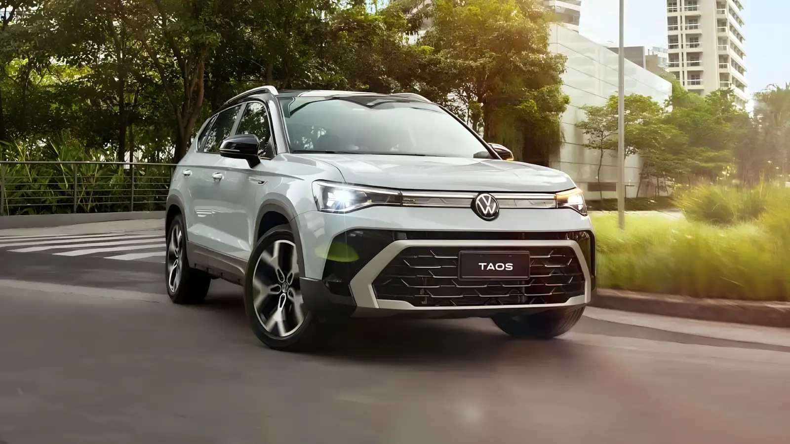 Volkswagen Taos 2026 prata com nova grade iluminada por LED