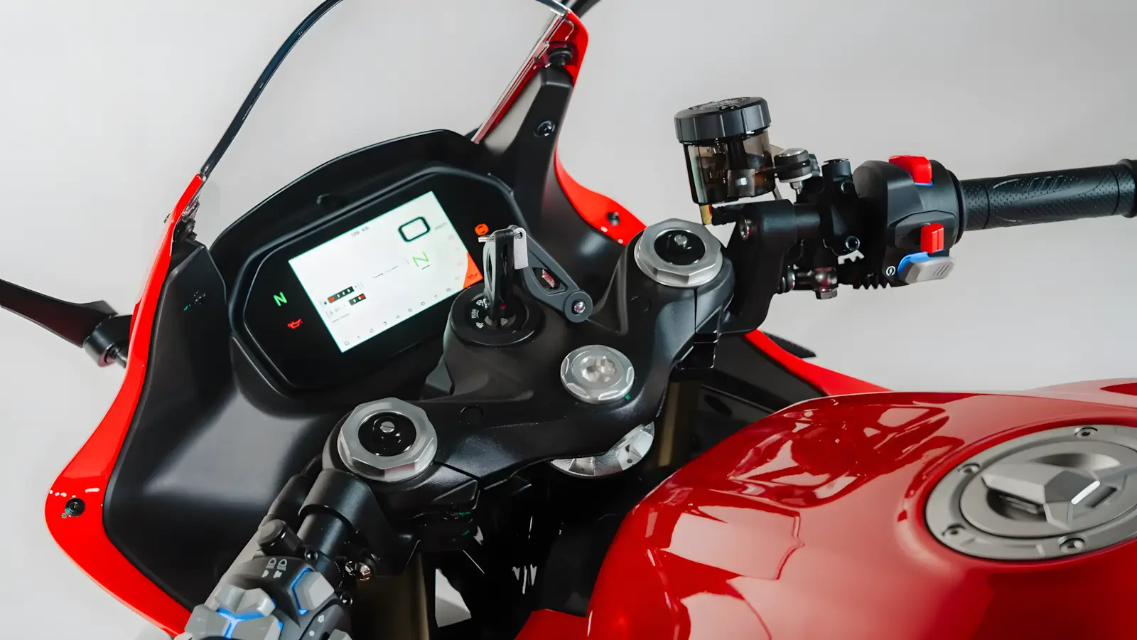 Painel TFT com Bluetooth da SBM 600RC 2026