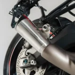 Traseira da SBM 600RC com suspensão monoshock e disco de freio