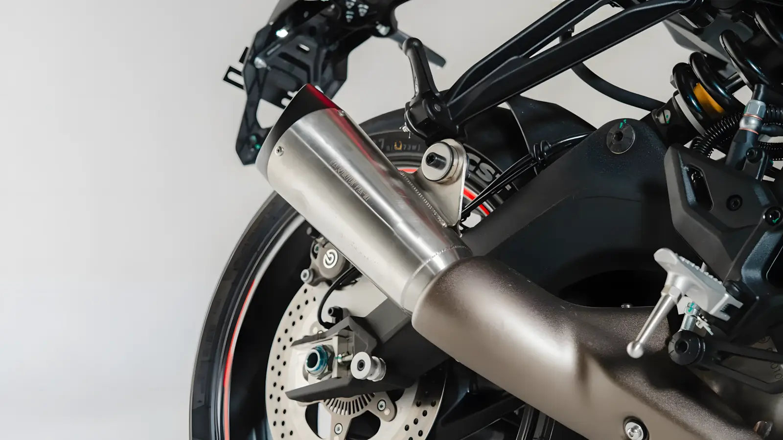 Traseira da SBM 600RC com suspens&atilde;o monoshock e disco de freio