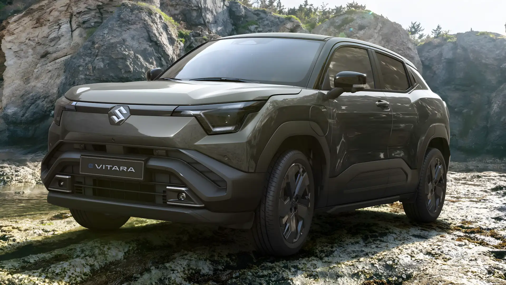 Suzuki e-Vitara 2026 em vista frontal e lateral, SUV el&eacute;trico com tra&ccedil;&atilde;o 4x4