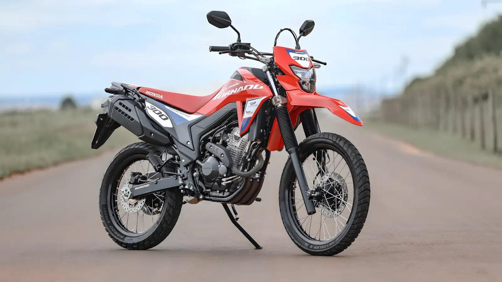 Honda XR 300L Tornado Special Edition 2026 vermelha com detalhes pretos
